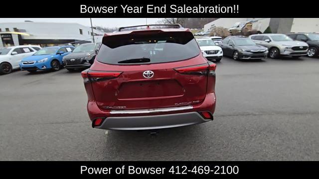 2021 Toyota Highlander Vehicle Photo in Pleasant Hills, PA 15236