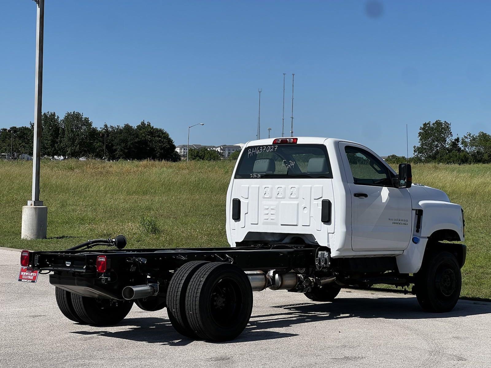2024 Chevrolet Silverado 6500 HD Vehicle Photo in GEORGETOWN, TX 78626-7508