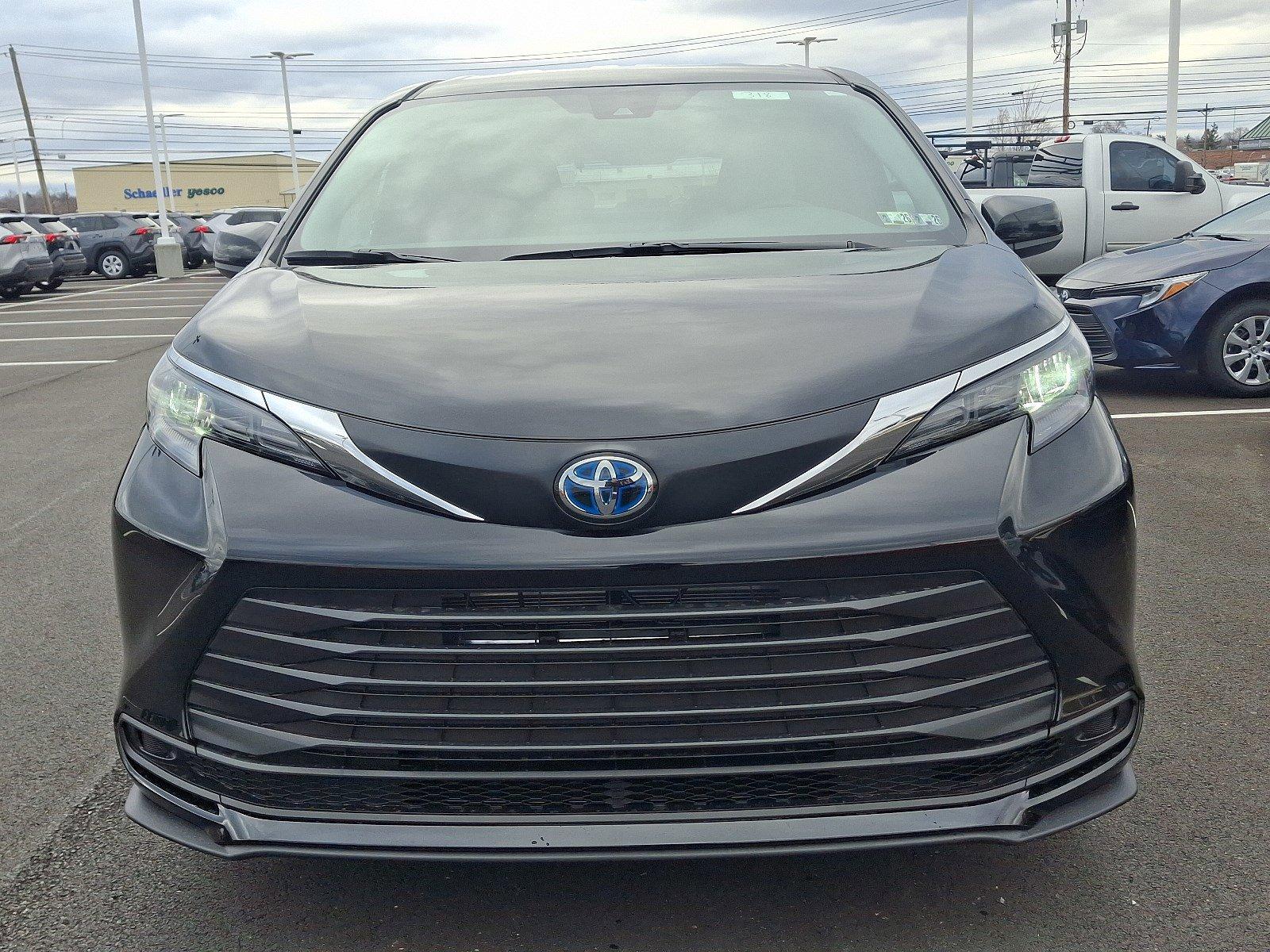 2025 Toyota Sienna Vehicle Photo in Harrisburg, PA 17111