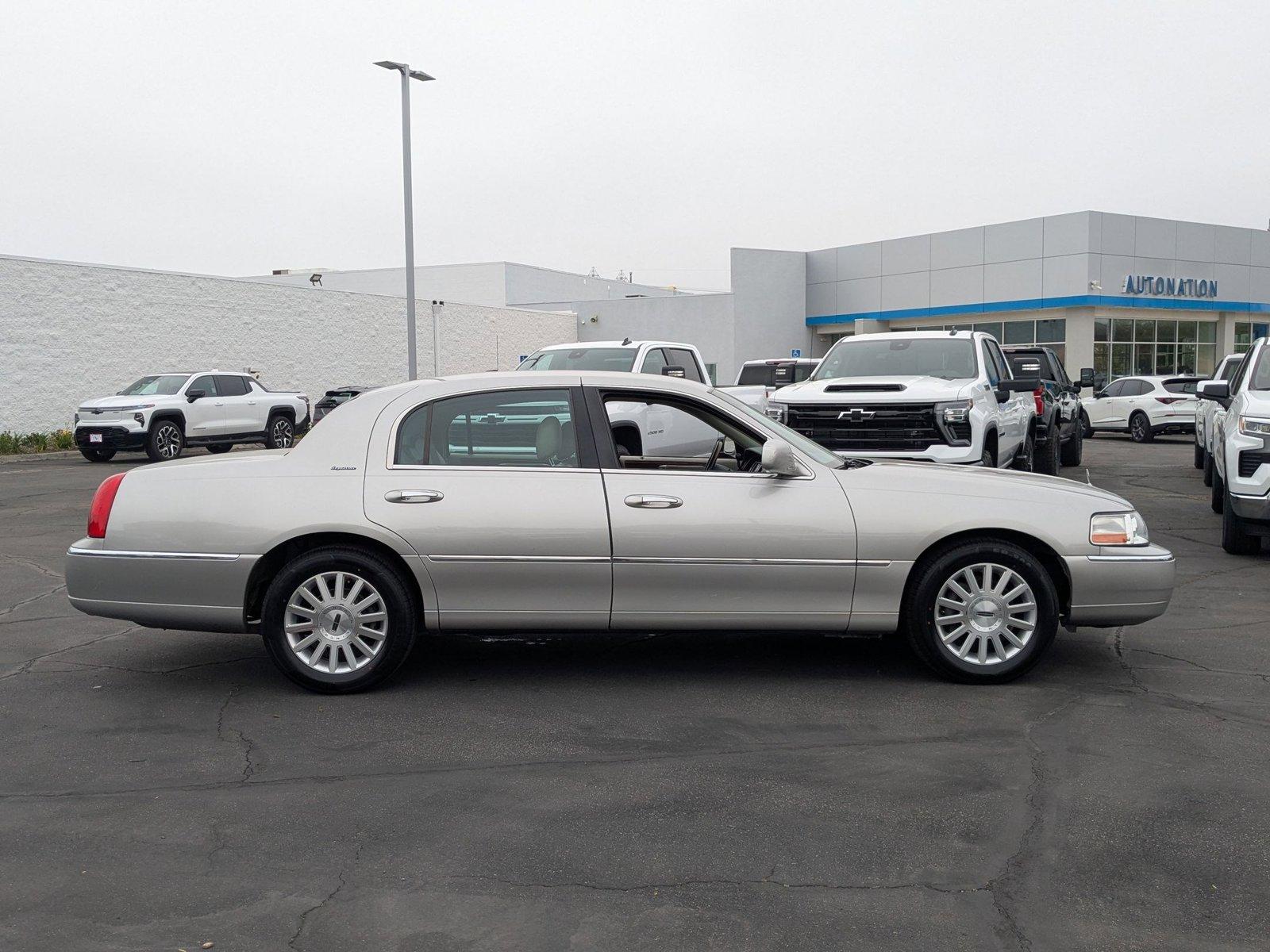 2003 Lincoln Town Car Vehicle Photo in VALENCIA, CA 91355-1705