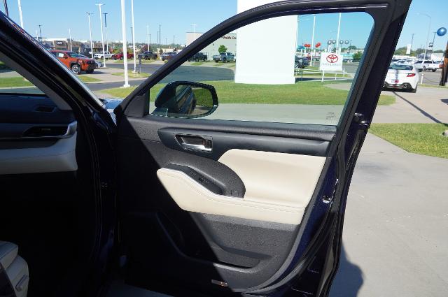 2025 Toyota Highlander Vehicle Photo in Riverdale, UT 84405