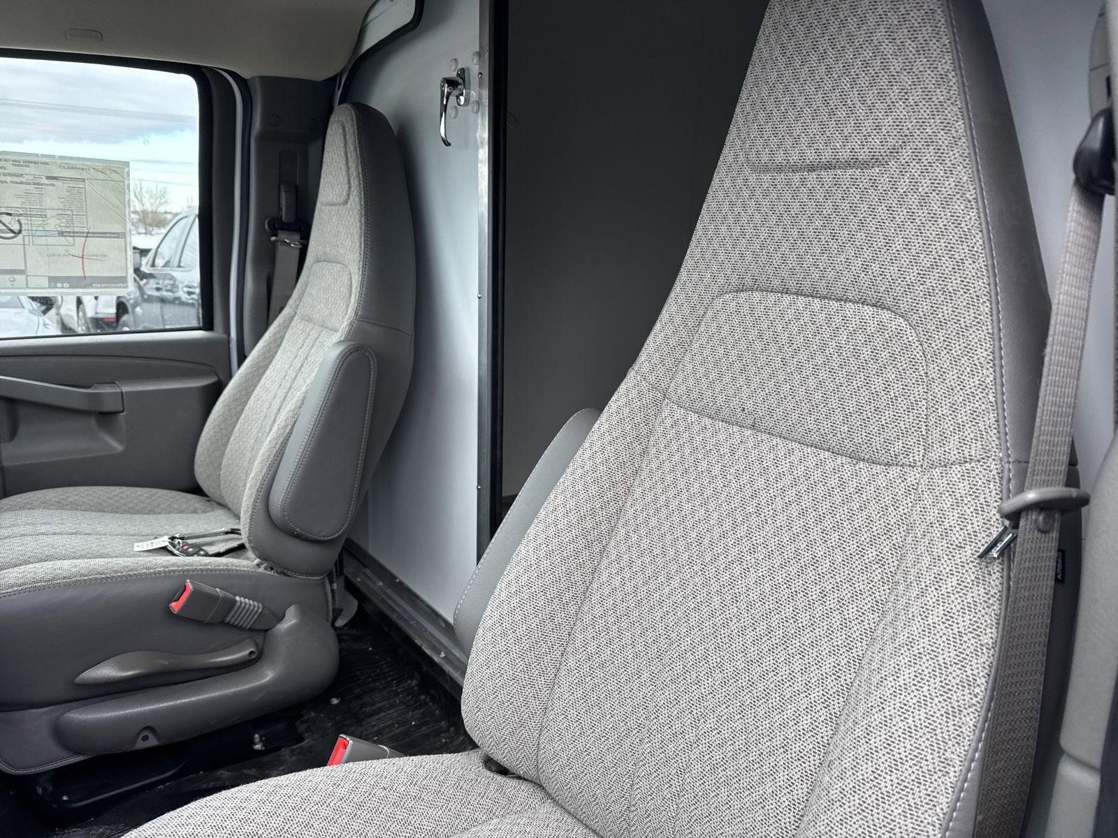 2024 Chevrolet Express Cutaway 3500 Vehicle Photo in GEORGETOWN, TX 78626-7508