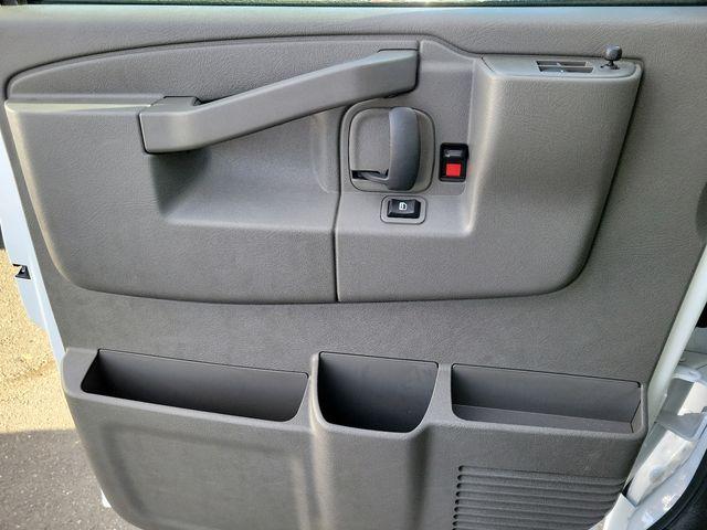 2024 GMC Savana Cutaway 3500 Vehicle Photo in DANBURY, CT 06810-5034