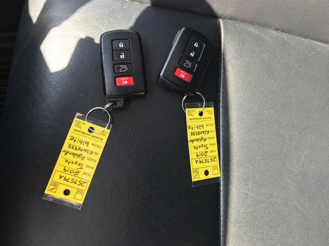 2019 Toyota Highlander Vehicle Photo in GREEN BAY, WI 54303-3330
