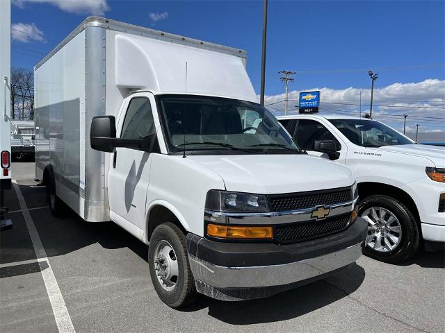 2023 Chevrolet Express Cutaway 3500 Vehicle Photo in ALCOA, TN 37701-3235