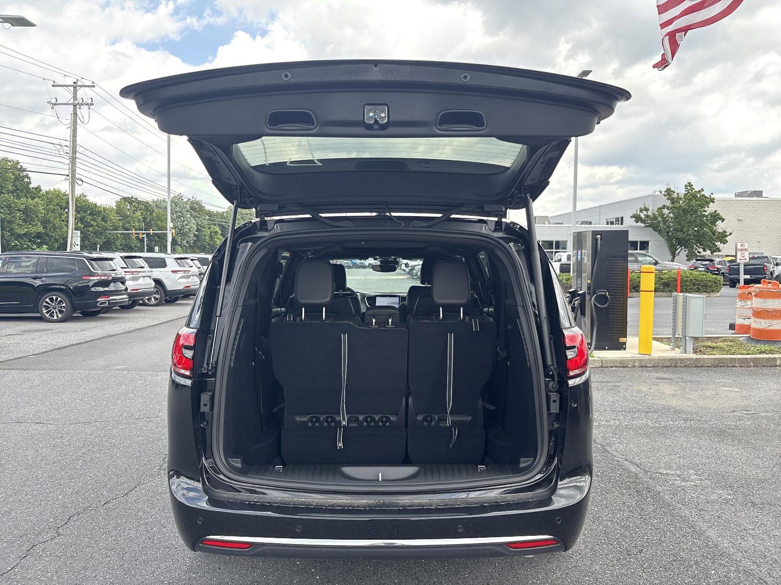2025 Chrysler Pacifica Vehicle Photo in Mechanicsburg, PA 17050-1707