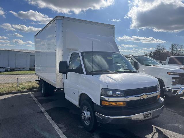 2024 Chevrolet Express Cutaway 3500 Vehicle Photo in ALCOA, TN 37701-3235