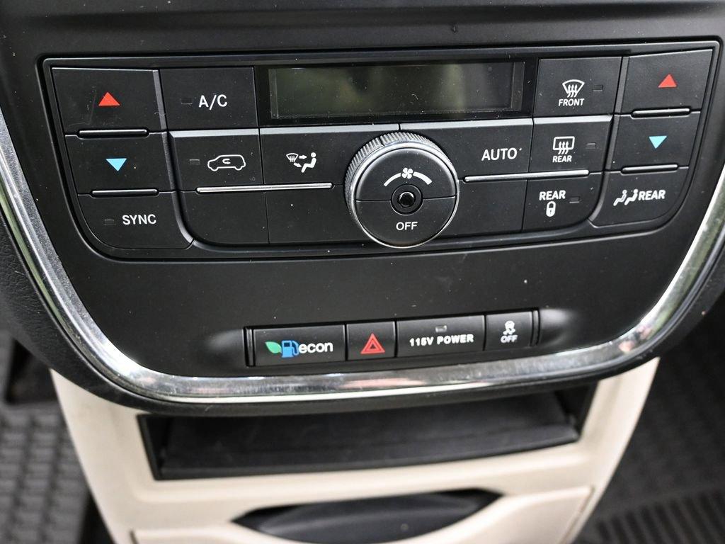 2014 Chrysler Town & Country Vehicle Photo in Cedar Rapids, IA 52402