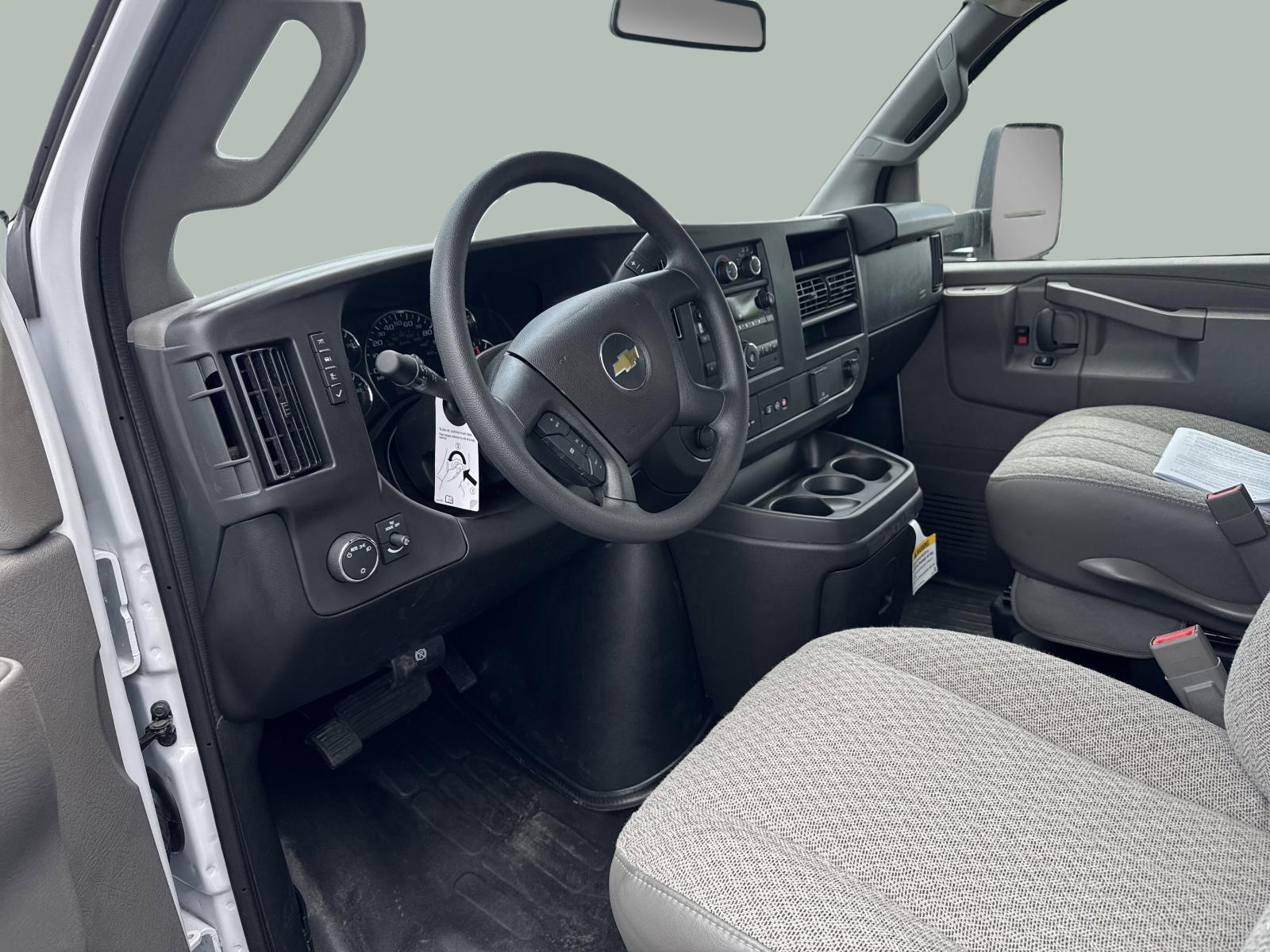 2025 Chevrolet Express Cutaway 4500 Vehicle Photo in GEORGETOWN, TX 78626-7508