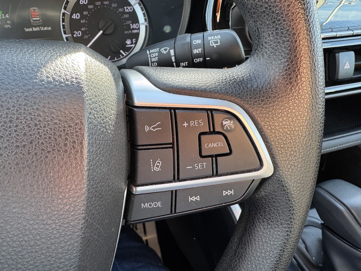 2023 Toyota Highlander Vehicle Photo in BOONVILLE, IN 47601-9633