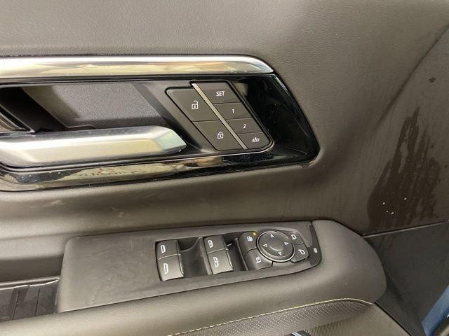 2025 Chevrolet Suburban Vehicle Photo in PHOENIX, AZ 85014-3381