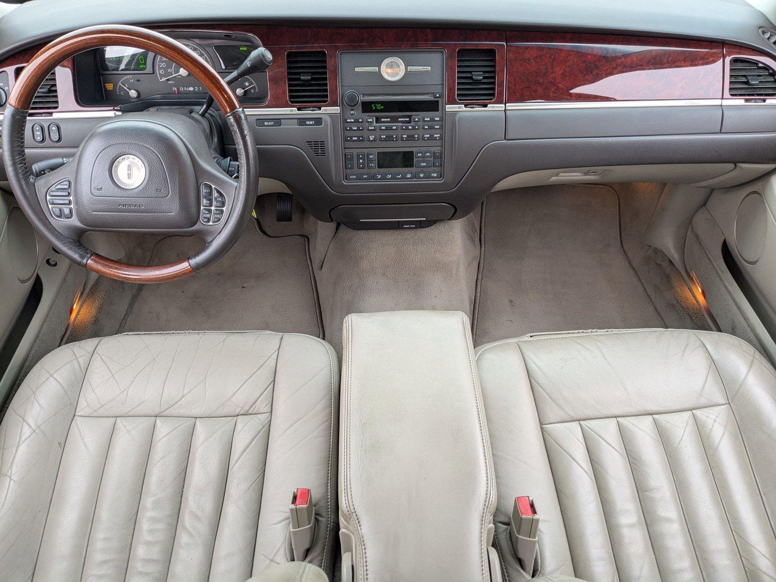 2003 Lincoln Town Car Vehicle Photo in VALENCIA, CA 91355-1705