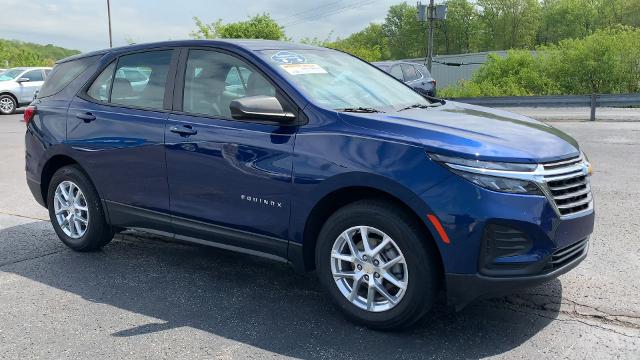 2022 Chevrolet Equinox Vehicle Photo in MOON TOWNSHIP, PA 15108-2571