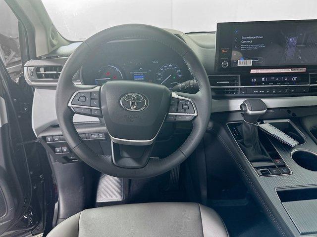 2025 Toyota Sienna Vehicle Photo in Flemington, NJ 08822