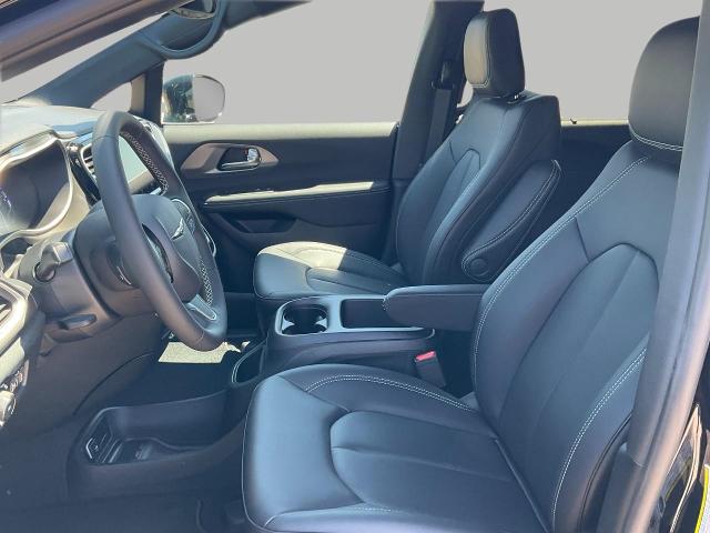 2025 Chrysler Pacifica Vehicle Photo in Kaukauna, WI 54130