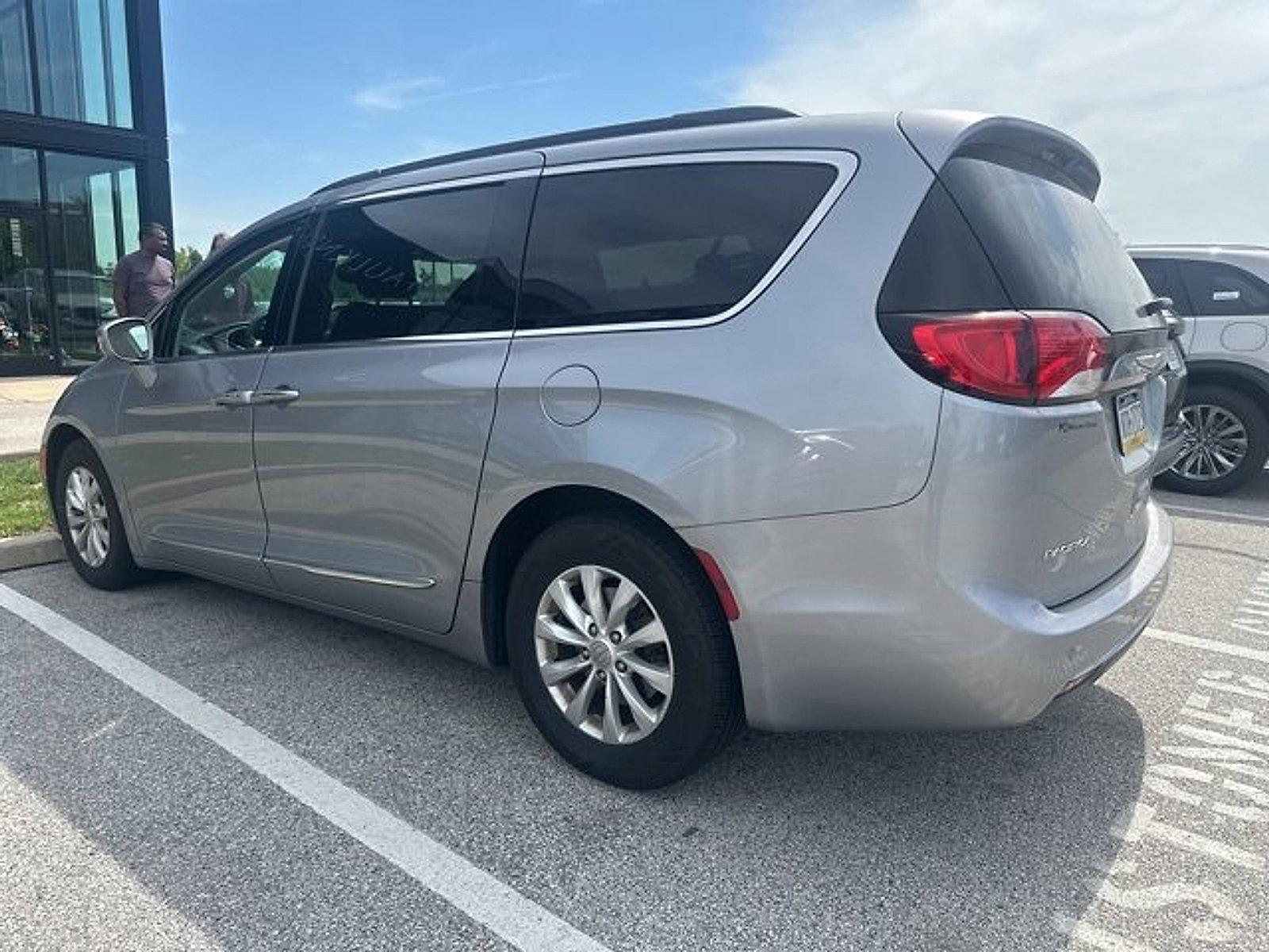 2017 Chrysler Pacifica Vehicle Photo in Trevose, PA 19053