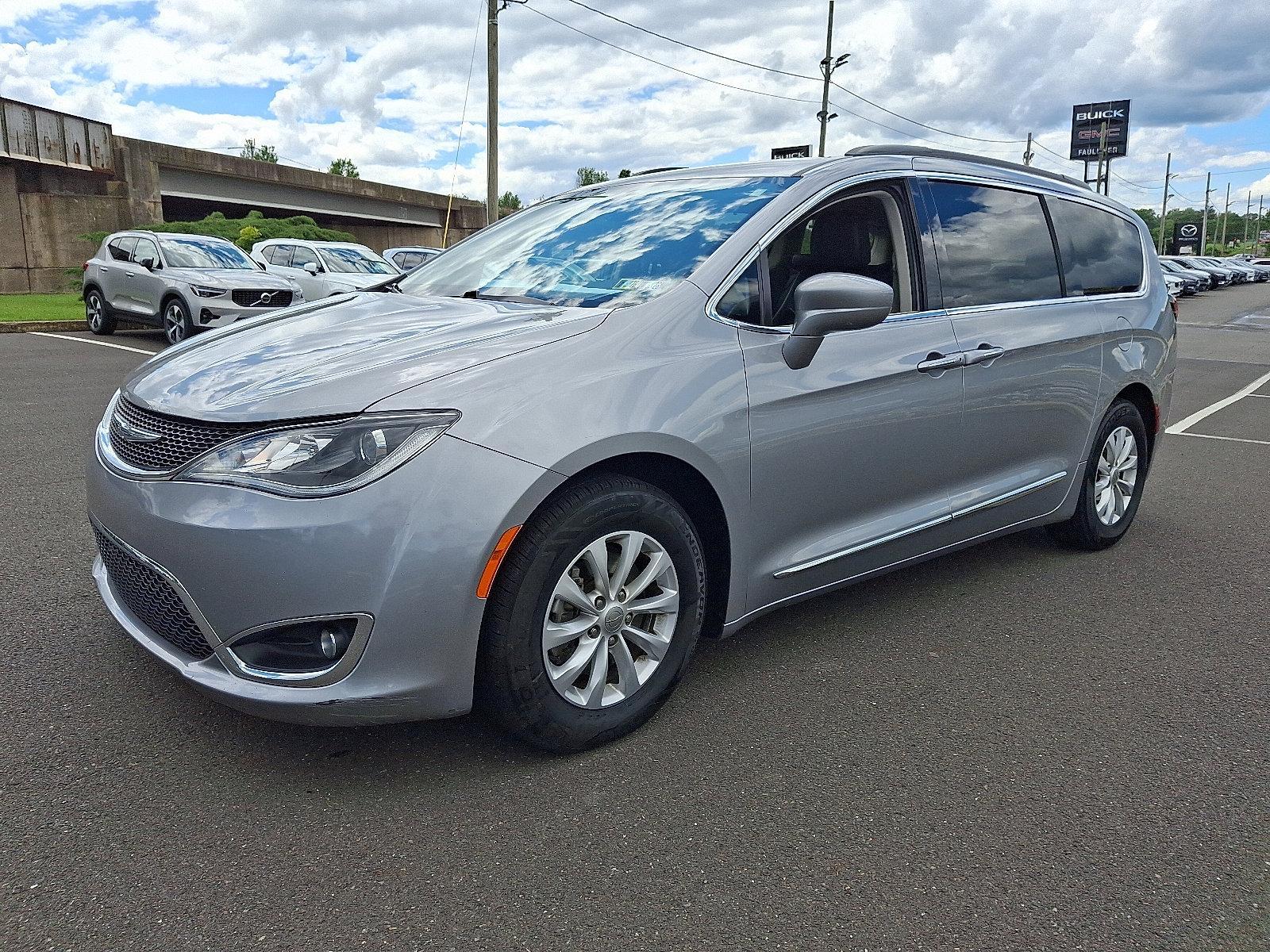 2017 Chrysler Pacifica Vehicle Photo in Trevose, PA 19053