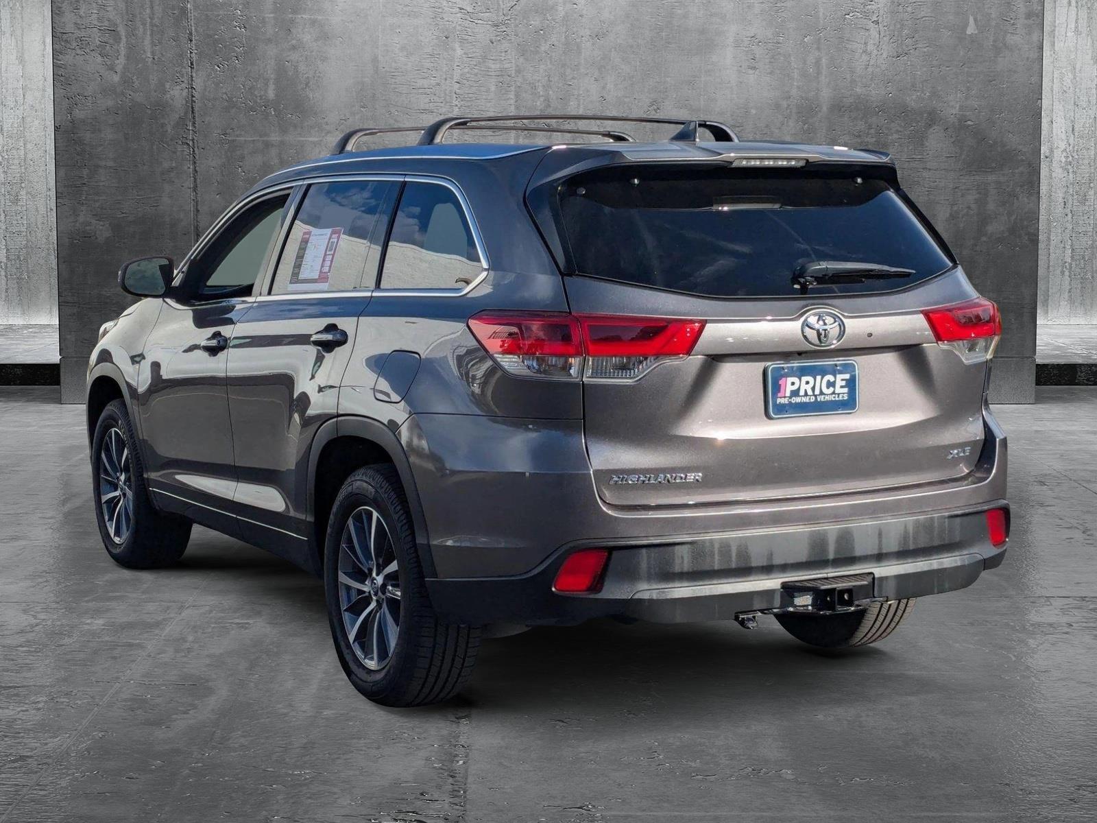 2018 Toyota Highlander Vehicle Photo in VALENCIA, CA 91355-1705