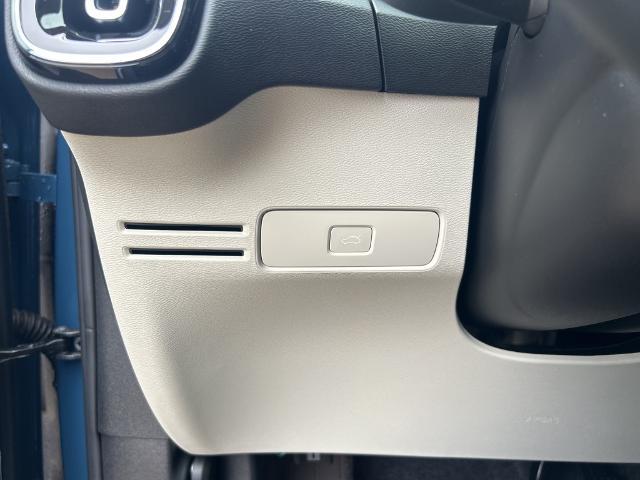 2025 Volvo XC40 Vehicle Photo in Grapevine, TX 76051