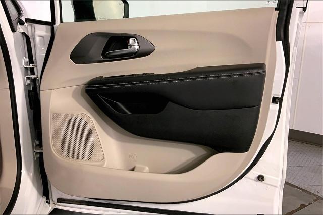 2023 Chrysler Pacifica Vehicle Photo in Lees Summit, MO 64086
