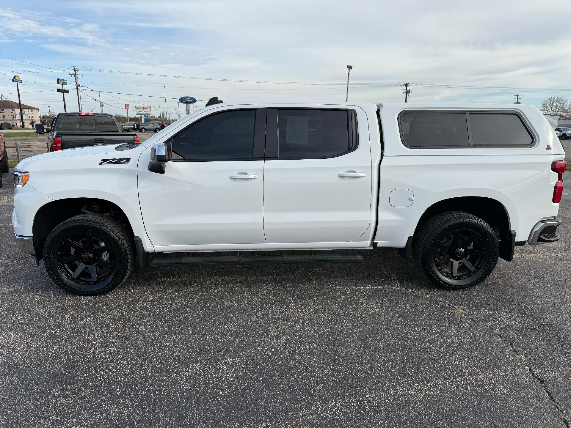 Used 2023 Chevrolet Silverado 1500 LT with VIN 2GCUDDED2P1120079 for sale in Salem, IL