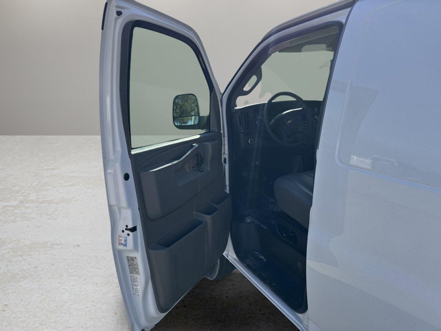 2024 Chevrolet Express Cargo 2500 Vehicle Photo in GEORGETOWN, TX 78626-7508