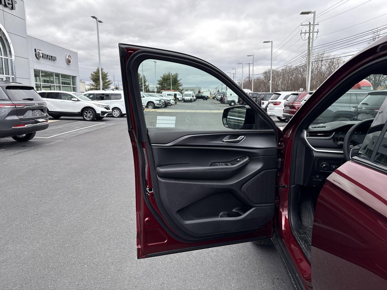 2025 Jeep Grand Cherokee L Vehicle Photo in Mechanicsburg, PA 17050-1707