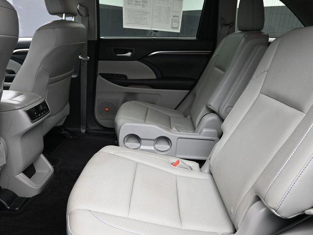 2016 Toyota Highlander Vehicle Photo in Marion, IA 52302