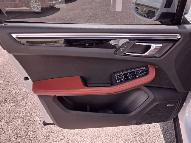 2018 Porsche Macan Vehicle Photo in NEDERLAND, TX 77627-8017