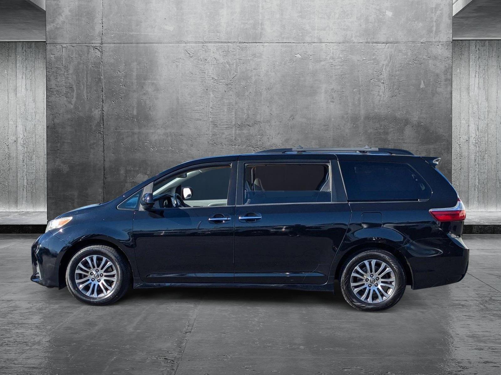 2018 Toyota Sienna Vehicle Photo in VALENCIA, CA 91355-1705
