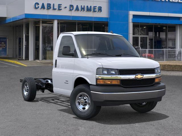 2025 Chevrolet Express Cutaway 3500 Vehicle Photo in INDEPENDENCE, MO 64055-1314