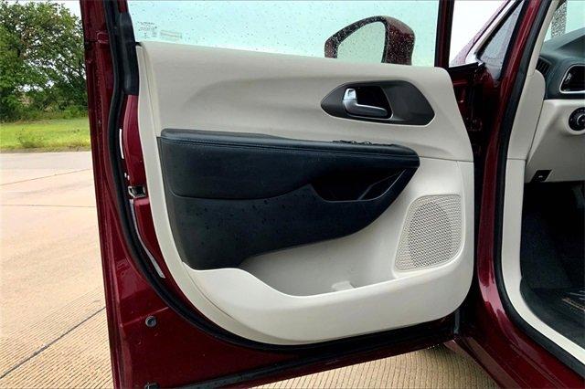 2021 Chrysler Pacifica Vehicle Photo in TOPEKA, KS 66609-0000
