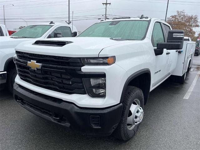 2024 Chevrolet Silverado 3500 HD Chassis Cab Vehicle Photo in ALCOA, TN 37701-3235