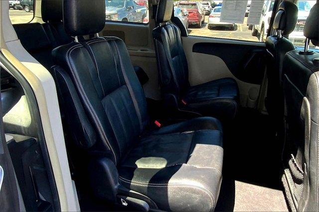 2016 Chrysler Town & Country Vehicle Photo in TOPEKA, KS 66609-0000