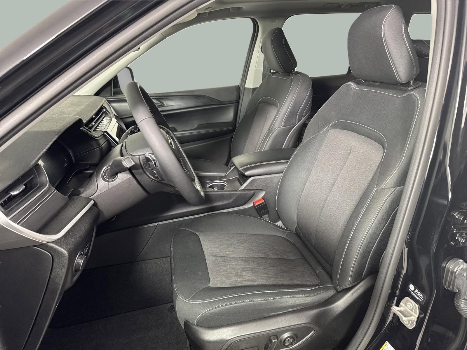 2024 Jeep Grand Cherokee Vehicle Photo in GEORGETOWN, TX 78626-7508