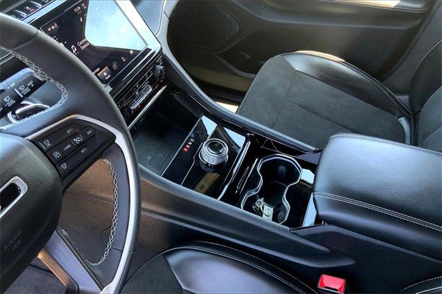 2023 Jeep Grand Cherokee Vehicle Photo in TOPEKA, KS 66609-0000