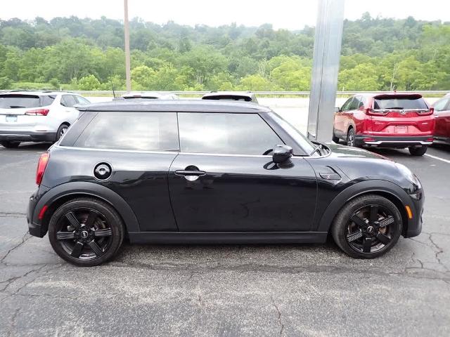 2024 MINI Cooper S Hardtop 2 Door Vehicle Photo in ZELIENOPLE, PA 16063-2910
