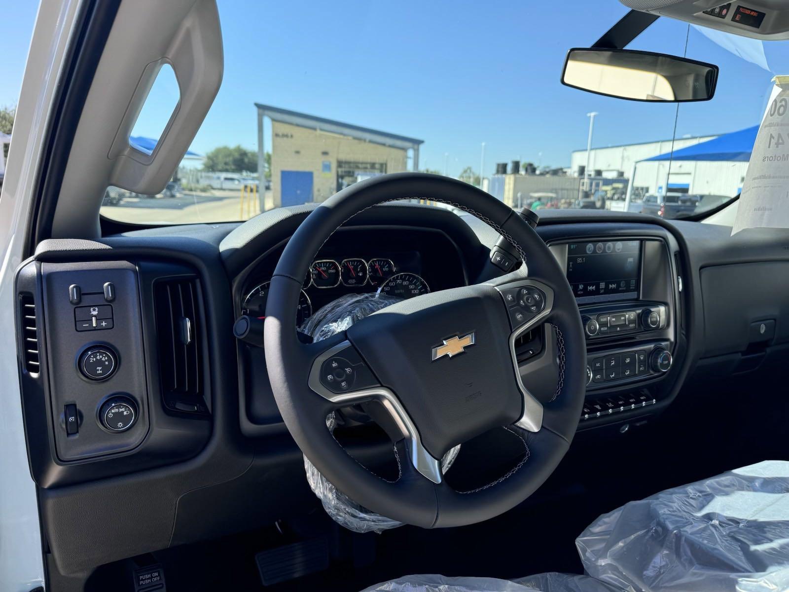 2024 Chevrolet Silverado 5500 HD Vehicle Photo in GEORGETOWN, TX 78626-7508