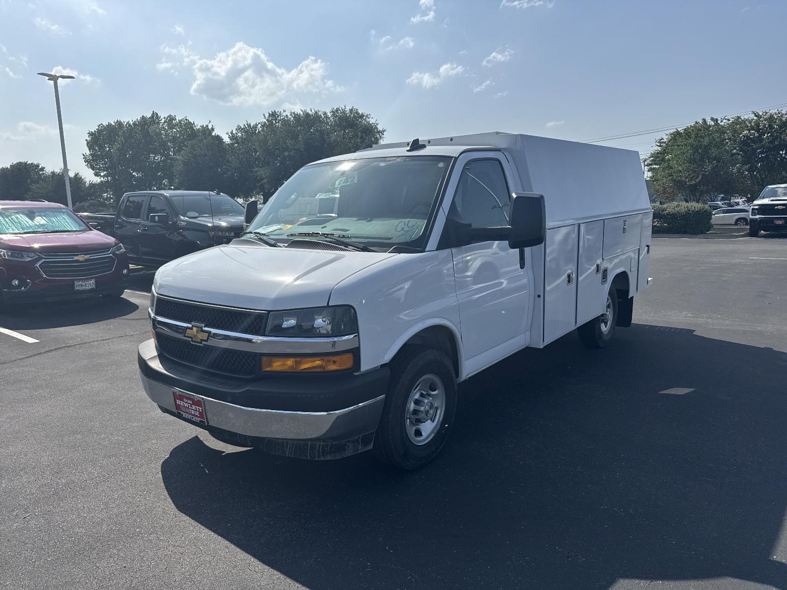 2025 Chevrolet Express Cutaway 3500 Vehicle Photo in GEORGETOWN, TX 78626-7508