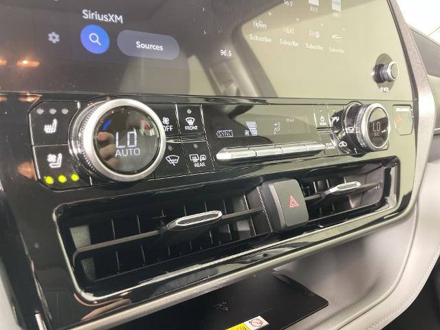 2024 Toyota Highlander Vehicle Photo in GILBERT, AZ 85297-0402