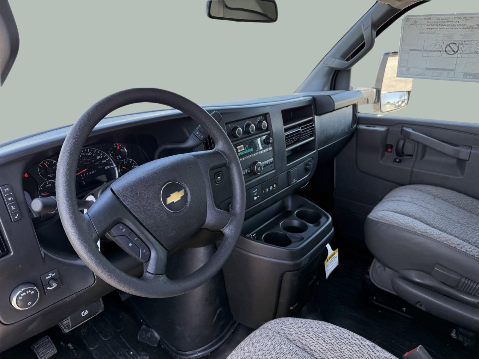 2024 Chevrolet Express Cutaway 3500 Vehicle Photo in GEORGETOWN, TX 78626-7508