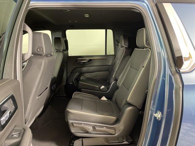 2025 Chevrolet Suburban Vehicle Photo in PHOENIX, AZ 85014-3381