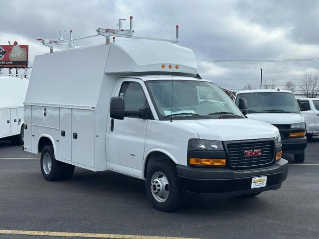 2024 GMC Savana Cutaway 3500 Vehicle Photo in COLUMBIA, MO 65203-3903