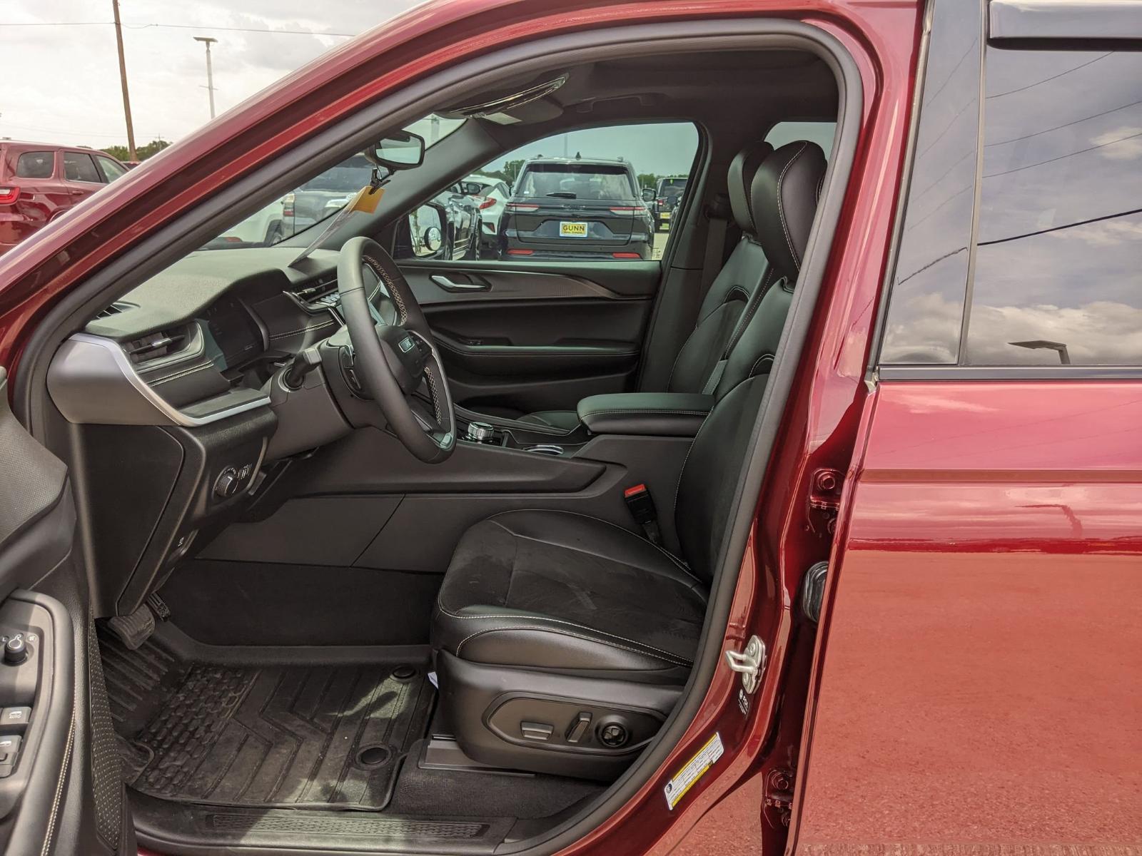 2024 Jeep Grand Cherokee L Vehicle Photo in Seguin, TX 78155