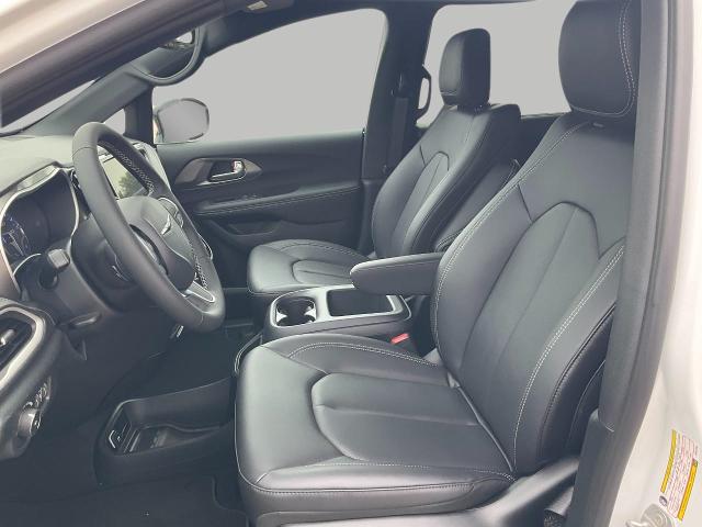 2025 Chrysler Pacifica Vehicle Photo in Kaukauna, WI 54130