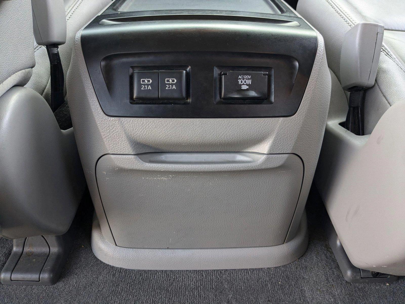 2018 Toyota Sienna Vehicle Photo in VALENCIA, CA 91355-1705
