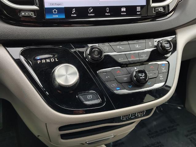 2024 Chrysler Pacifica Vehicle Photo in GREEN BAY, WI 54304-5303