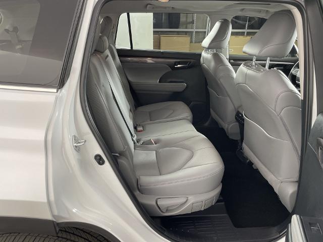 2024 Toyota Highlander Vehicle Photo in GILBERT, AZ 85297-0402