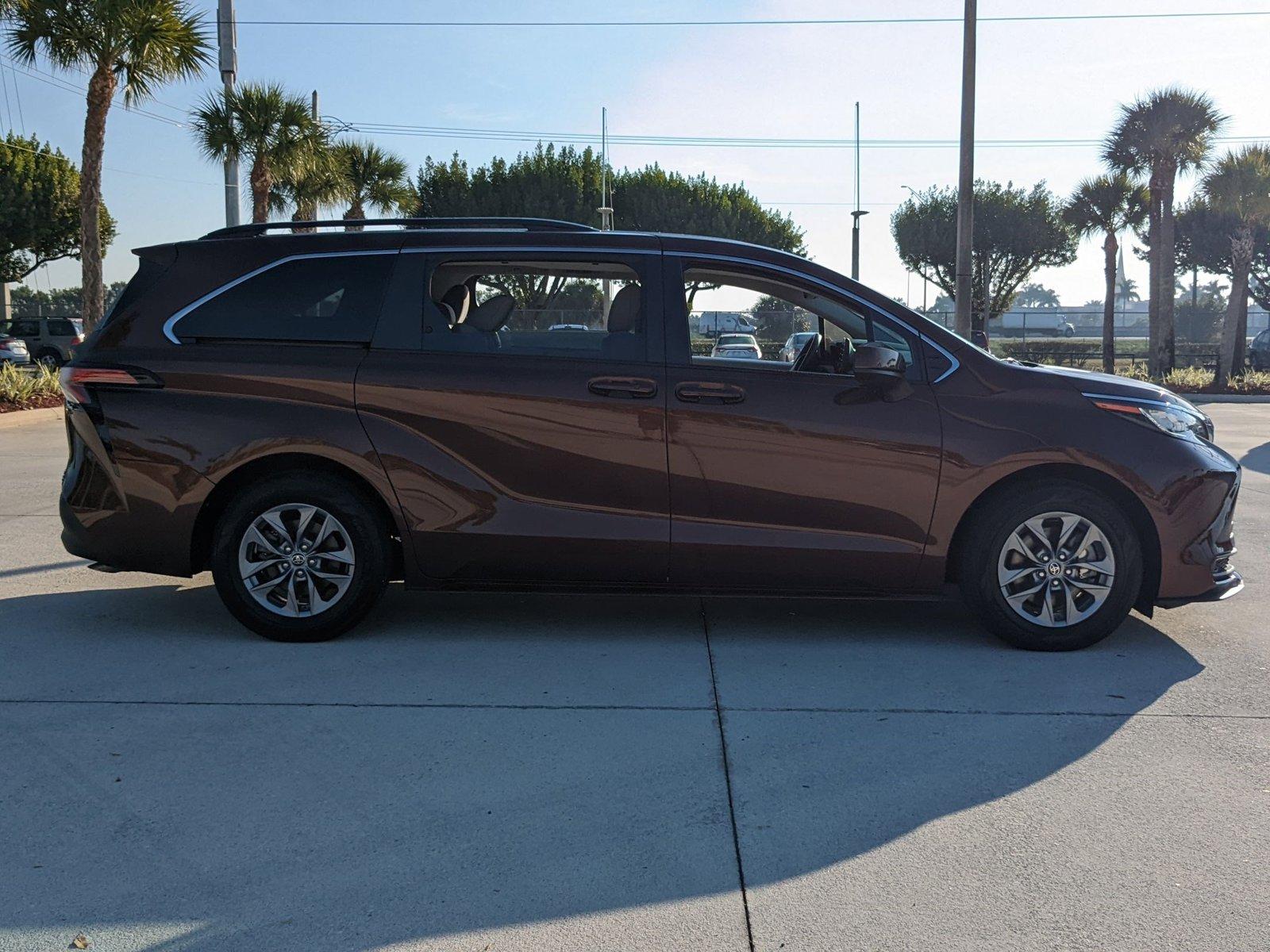 2022 Toyota Sienna Vehicle Photo in Davie, FL 33331