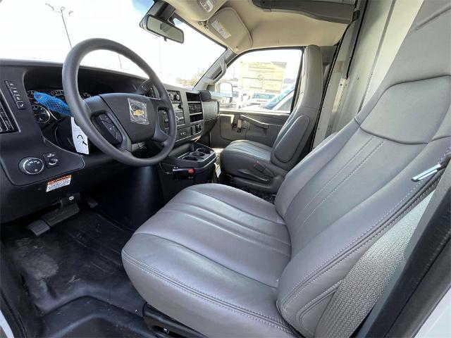 2025 Chevrolet Express Cutaway 3500 Vehicle Photo in ALCOA, TN 37701-3235